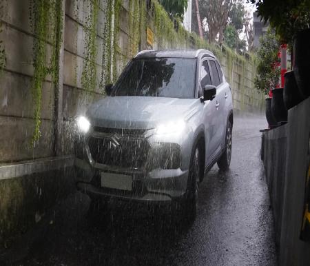 Mobil Suzuki Grand Vitara dilengkapi berbagai fitur ungulan untuk memberikan kenyamanan bagi pengendara di musim hujan (foto/ist)